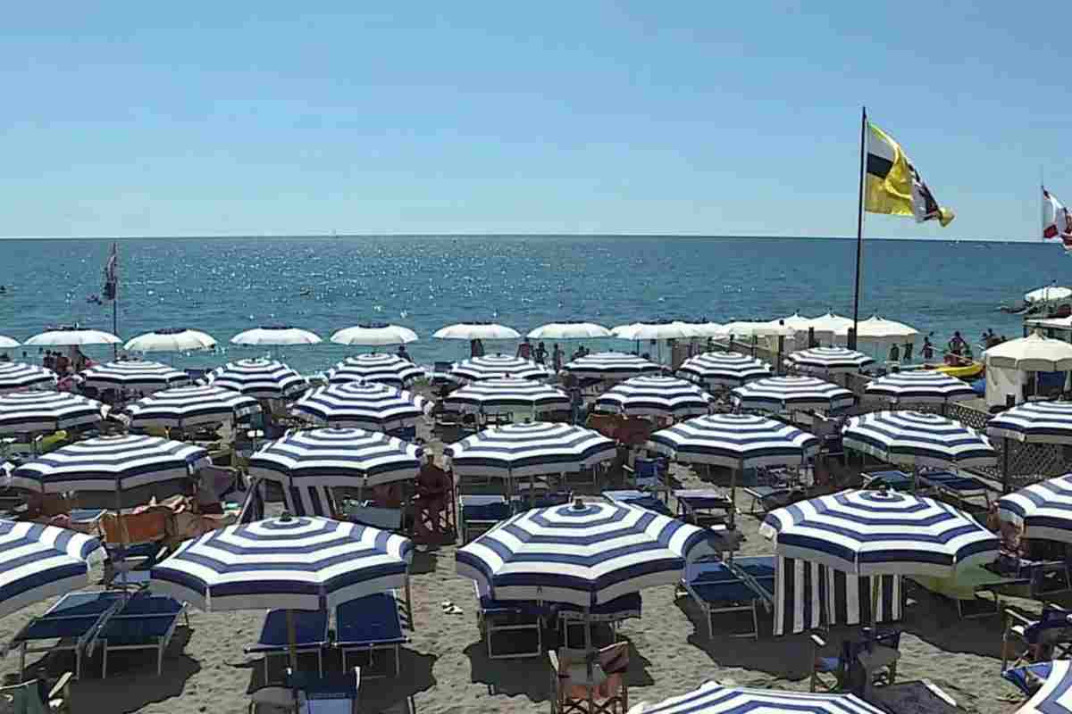 spiaggia con ombrelloni