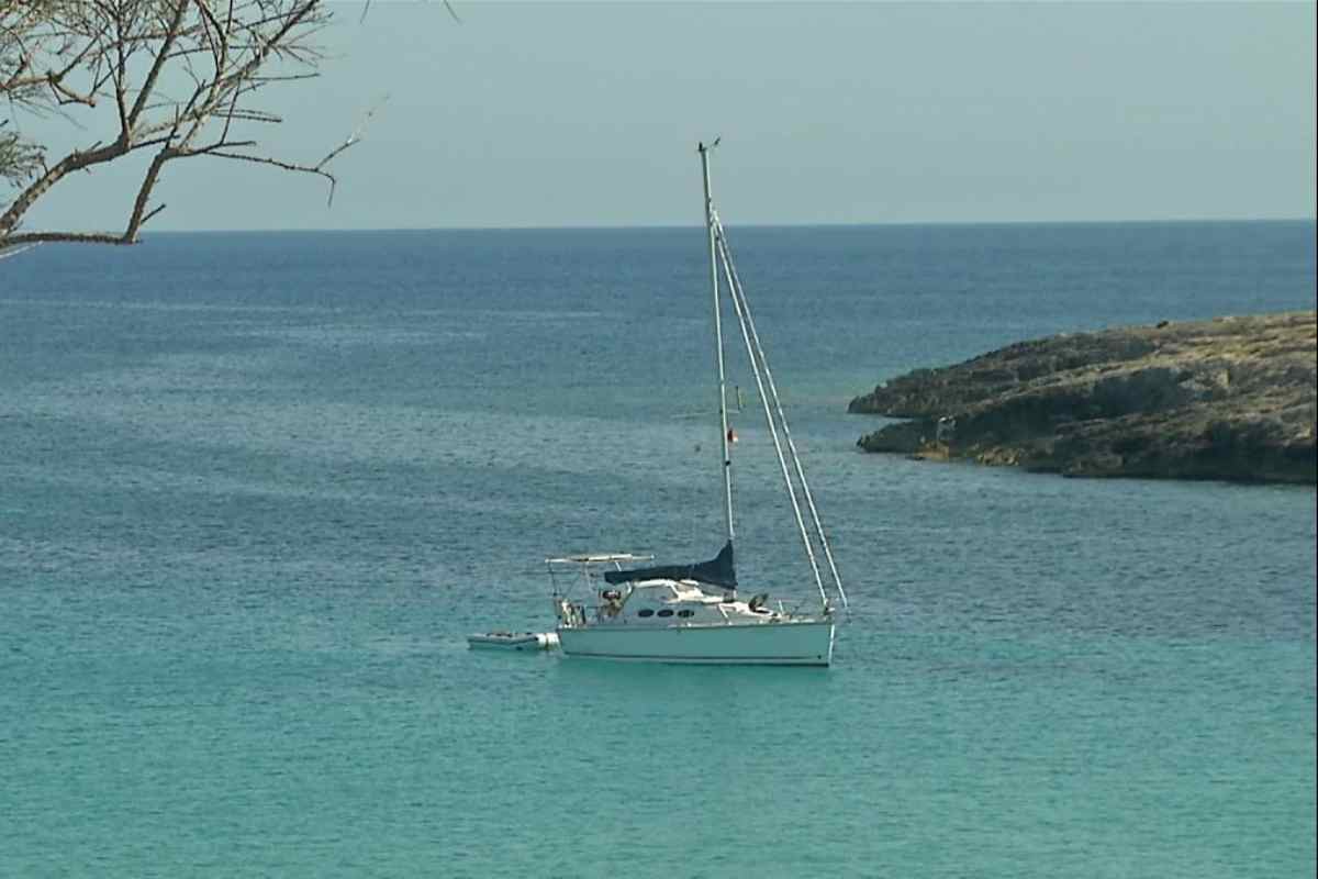 yacht in acque cristalline